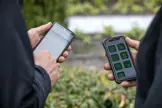 Twee personen in bespreking met de GroenVision app geopend op de telefoons