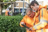 Irado medewerkers aan het werk op een tablet