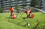 Groenwerkers ruimen afval op in speeltuin