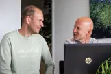 Hoveniers in bespreking achter de computer